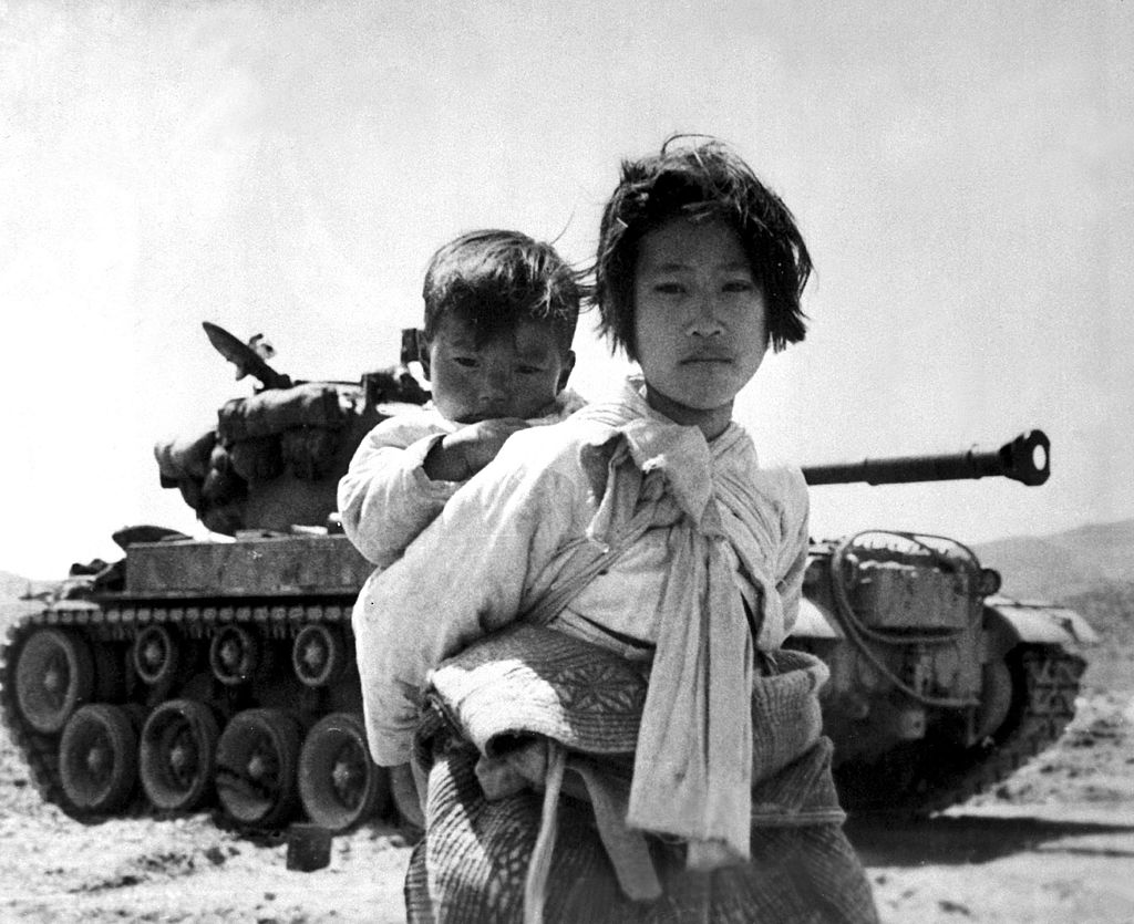 Una niña y su hermano como refugiados durante la Guerra de Corea en 1951