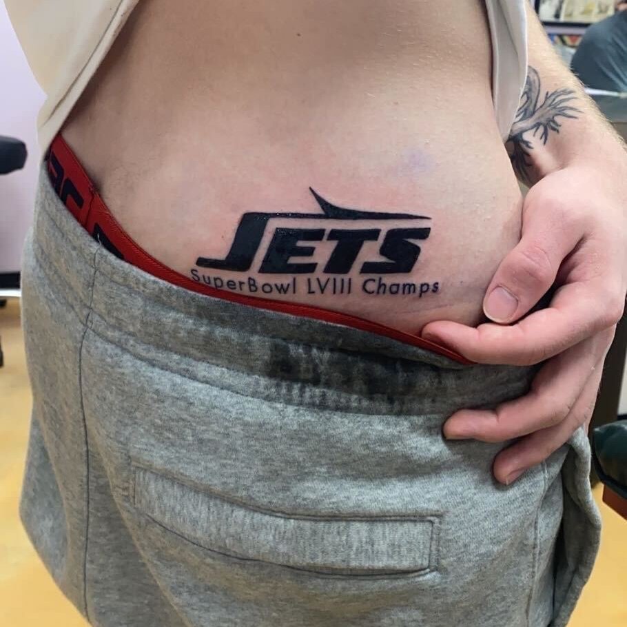 Fan de los Jets que se tatuó a los Jets campeones del Super Bowl 58 en 2024