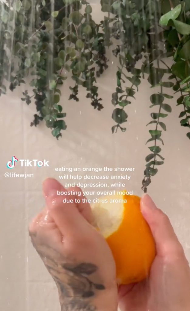 En TikTok hay un trend sobre comer naranjas en la regadera (y no es broma)