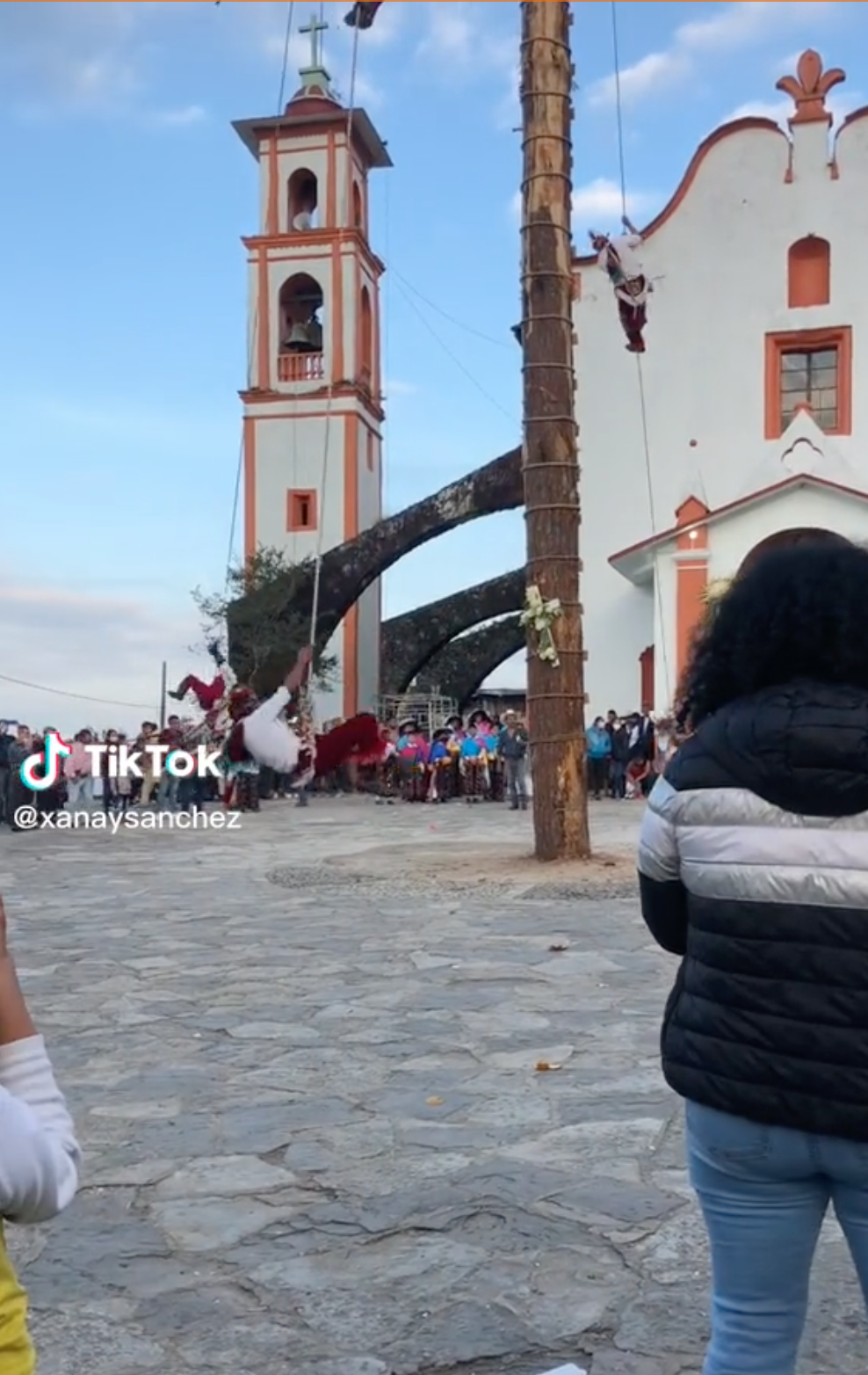 Volador de Papantla arrolla a un hombre y se hace viral