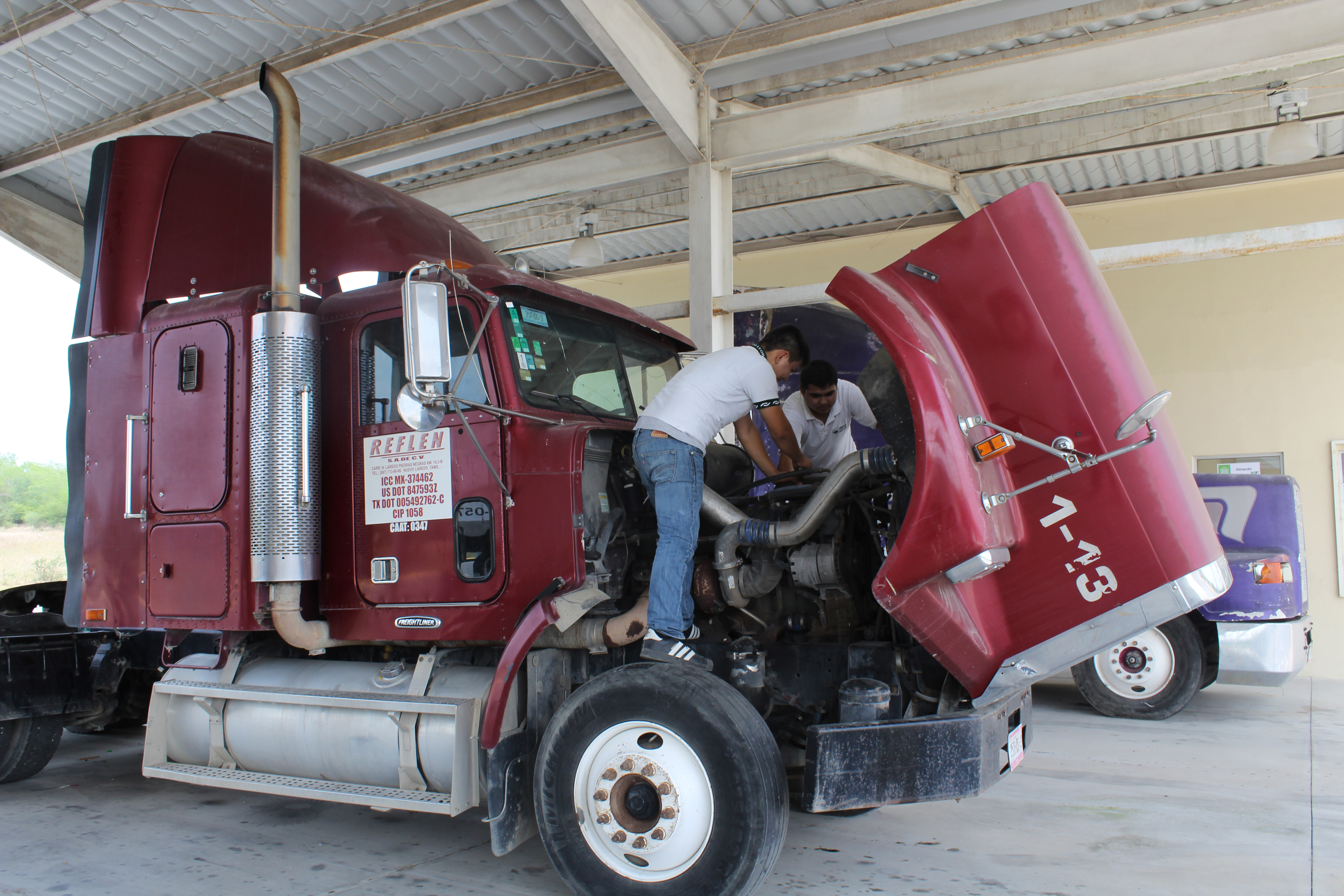 Autotransporte trailer conalep