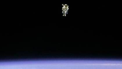 astronauta-flotando-espacio-mmu-nasa