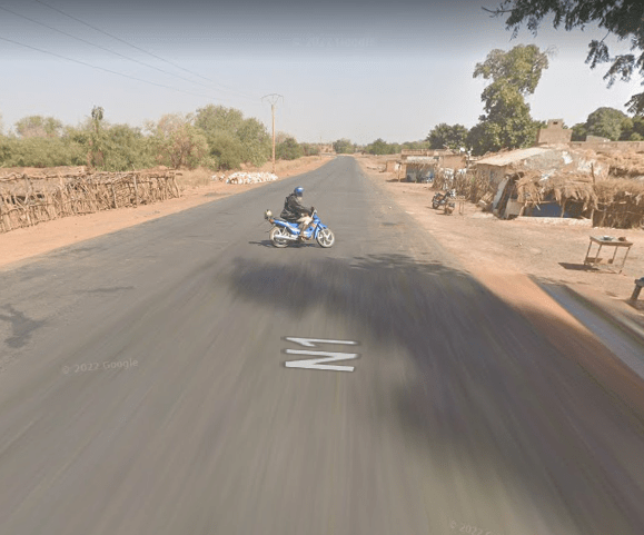 Auto de Google Maps atropelló a un motociclista y la secuencia ya es viral