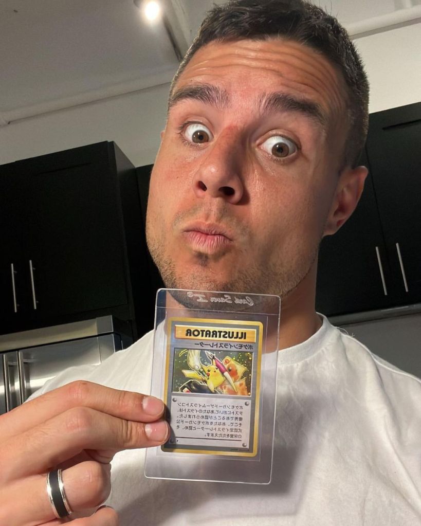 Blake Martínez y su tarjeta de Pokémon