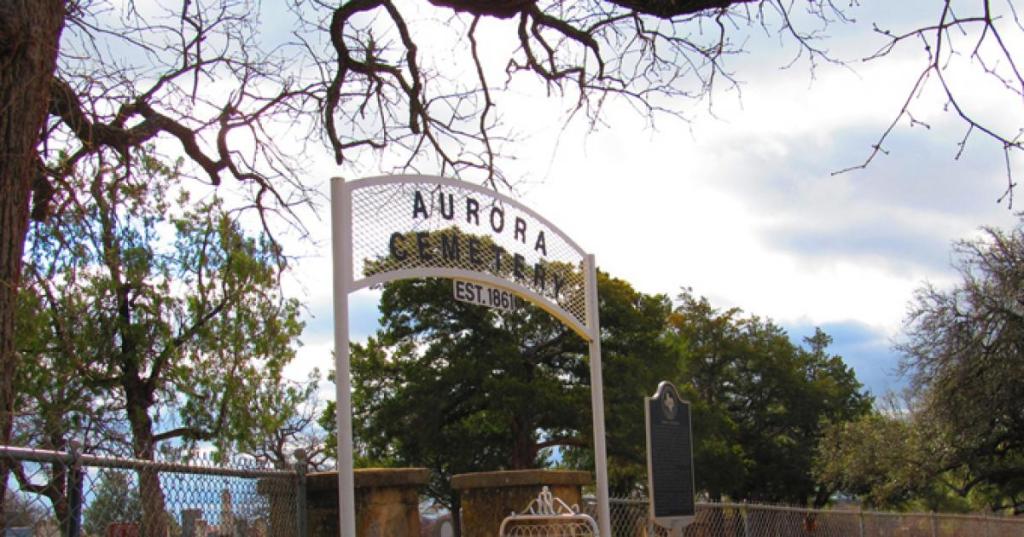 Una foto de la entrada del cementerio de Aurora