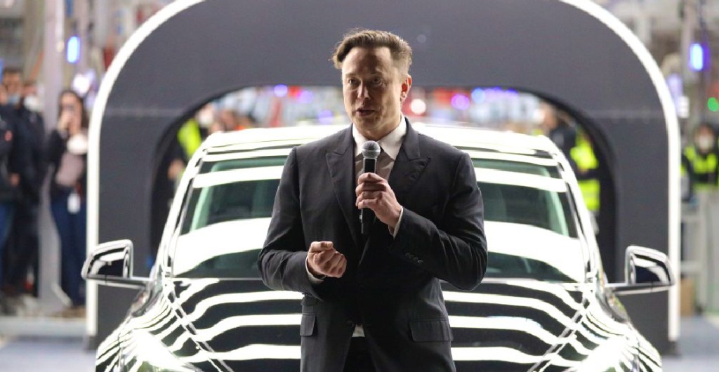 El empresario Elon Musk frente a un carro en Tesla