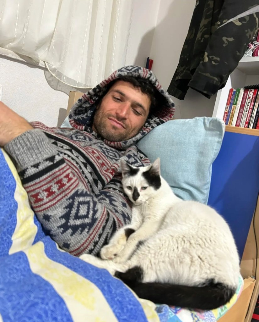 Enkaz: La historia del gatito rescatado en Turquía que no quiere dejar a su salvador 