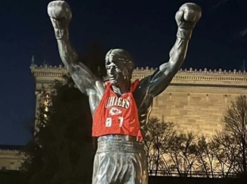 Estatua de Rocky con la playera de Chiefs