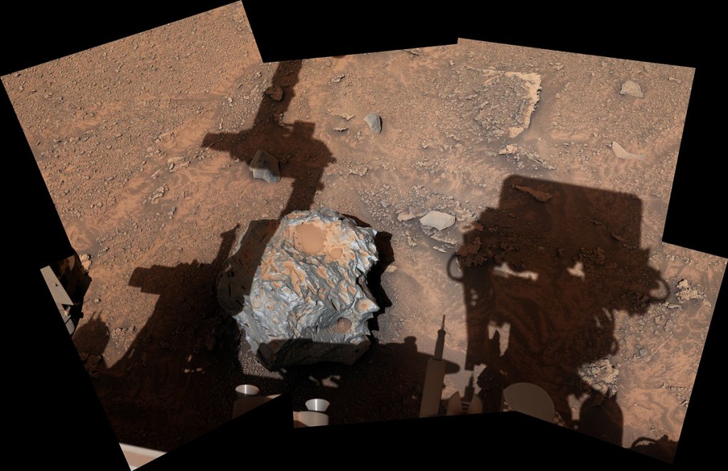 foto-rover-curiosity-meteorito