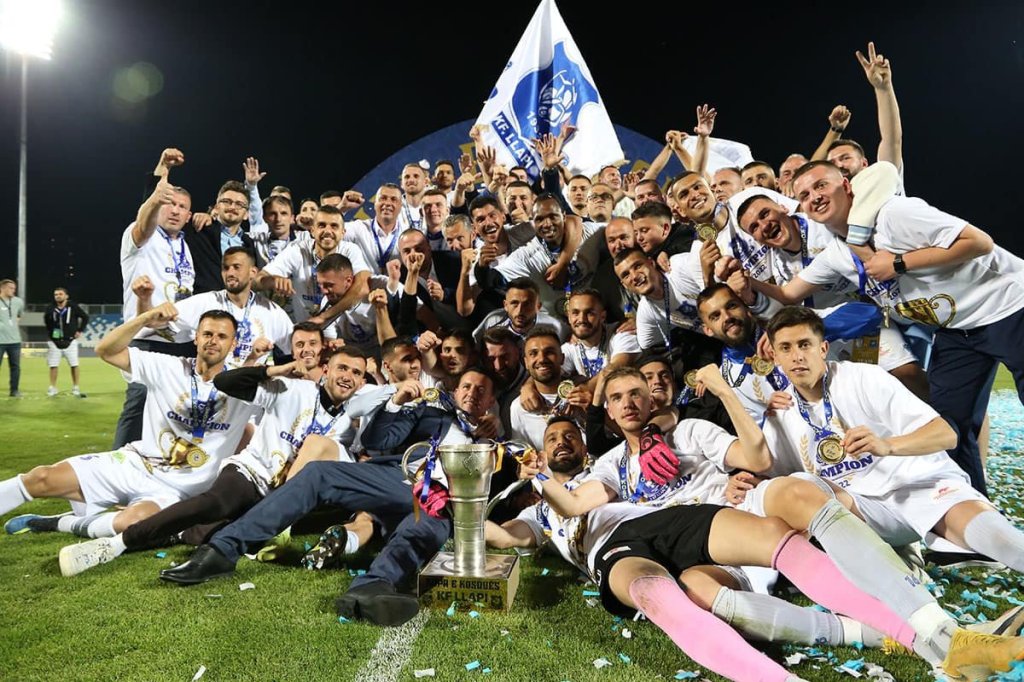 Francisco Rivera y el Llapi celebrando el título de Copa en Kosovo