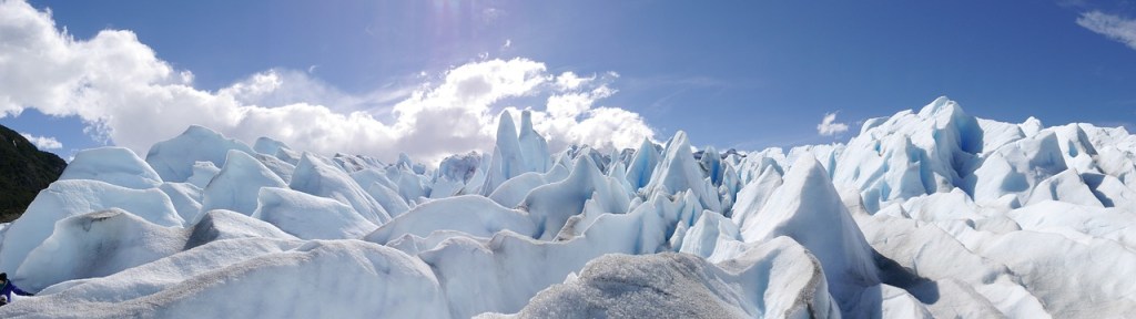 Los glaciares desempeñan un papel importante en la regulación de los patrones climáticos y el mantenimiento del equilibrio de ecosistemas.