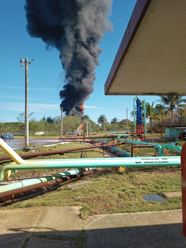 Fotografía del incendio provocado por la explosión de un ducto de Pemex en Veracruz