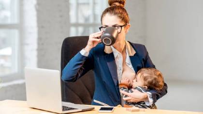 Una mujer alimentando a su bebé en la oficina