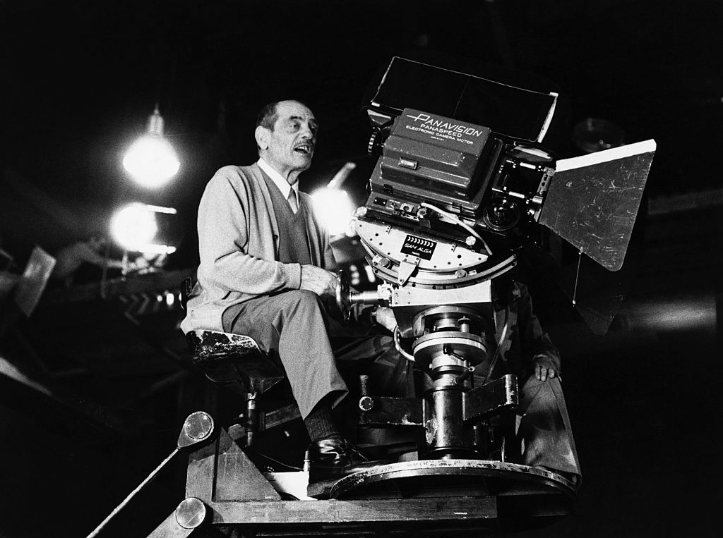 Luis buñuel con una cámara de cine 