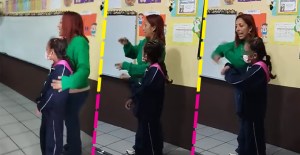 Maestra enseña lenguaje de señas para que alumnos se comuniquen con una compañera