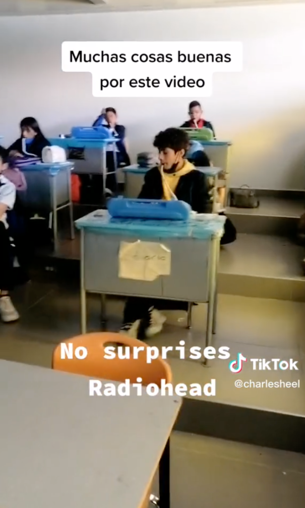 Maestro le enseña a sus alumnos a tocar "No Surprises" de Radiohead y se rifaron