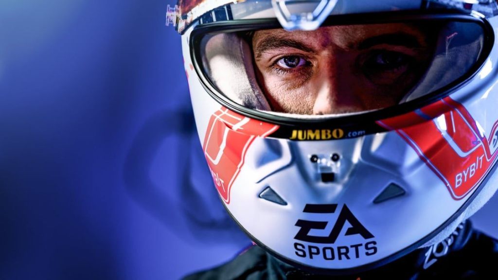 Max Verstappen y su casco para 2023 con EA Sports