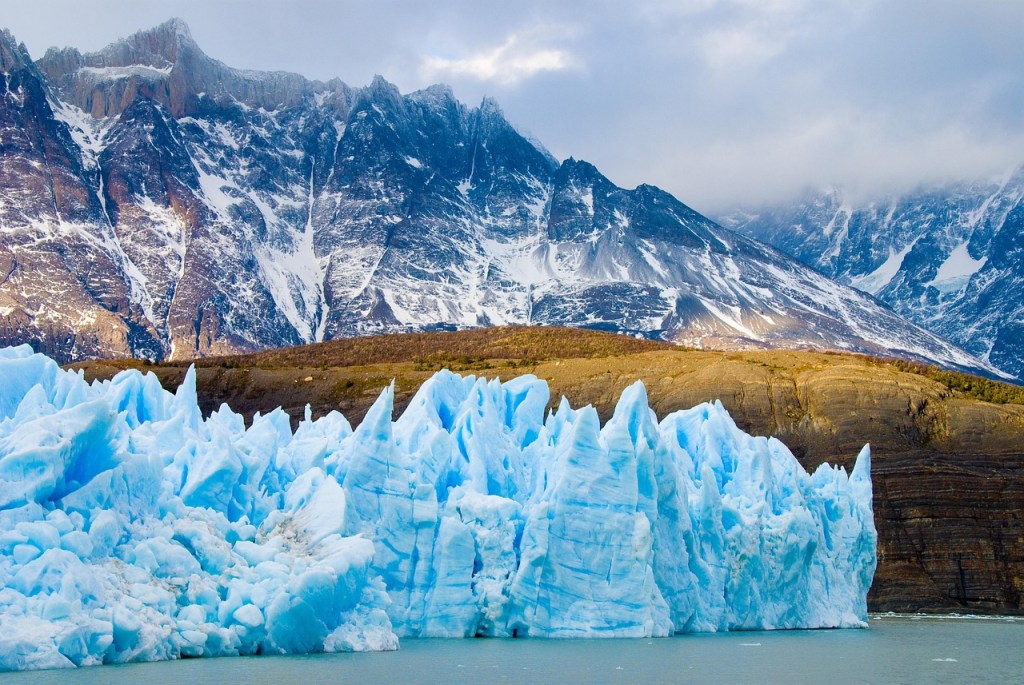 Los glaciares desempeñan un papel importante en la regulación de los patrones climáticos y el mantenimiento del equilibrio de ecosistemas.