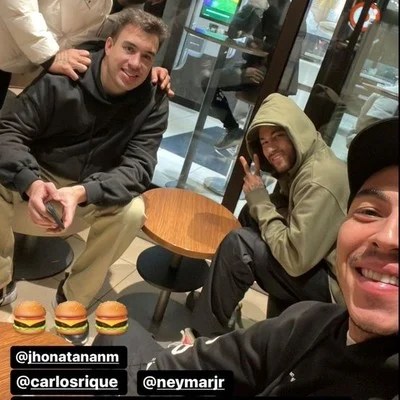 Neymar y sus amigos en una salida por hamburguesas