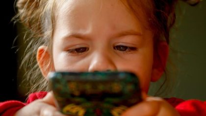 Niña de 11 años apuñala a su madrastra "por quitarle el celular"