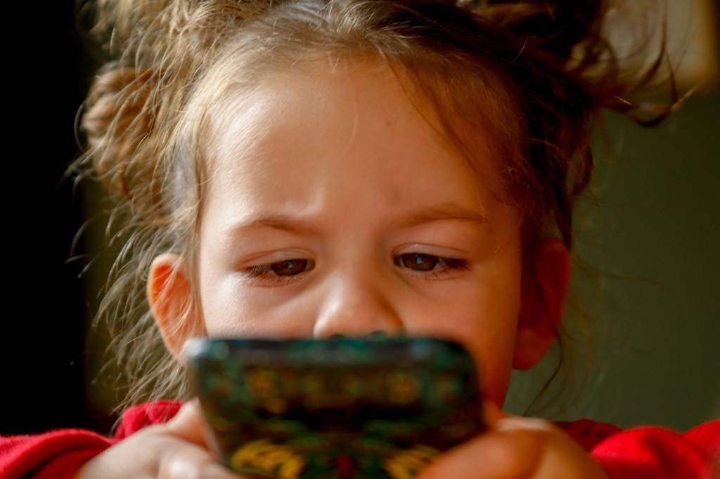 Niña de 11 años apuñala a su madrastra "por quitarle el celular"