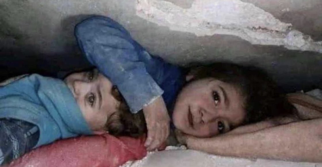 nina-protegio-hermanito-terremoto-siria