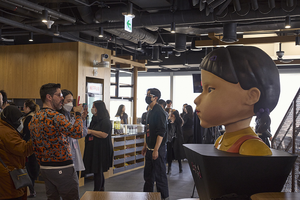 La cabeza de un personaje de 'El juego del calamar' en las oficinas de Corea 