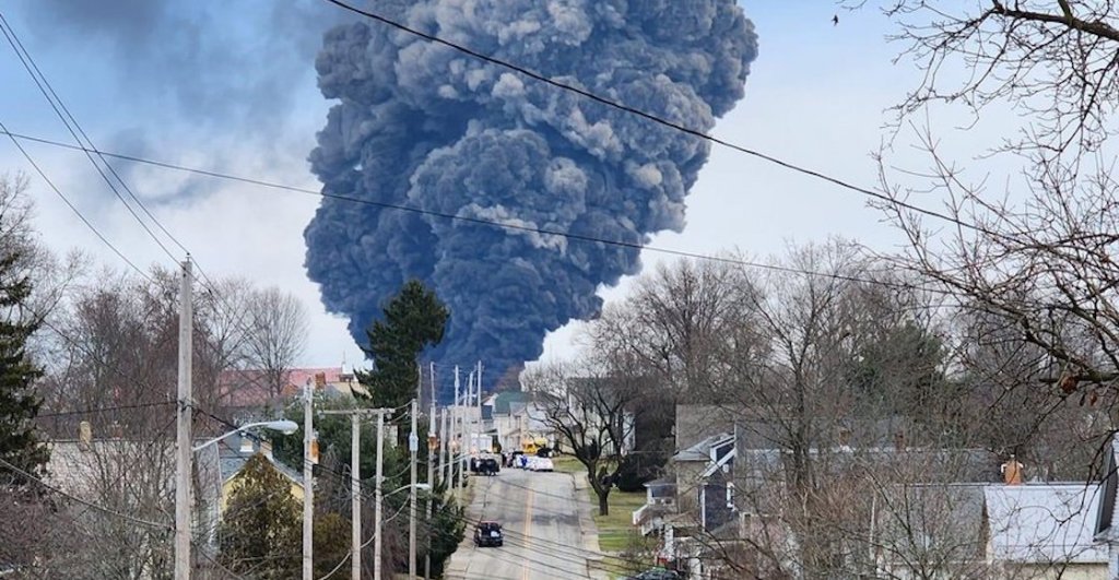 Una nube tóxica tras el choque de un tren con químicos en Ohio