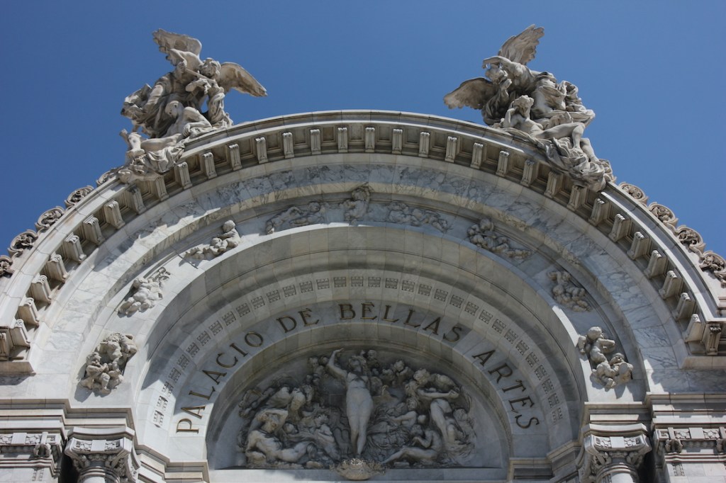 Esculturas del arco superior del Palacio de Bellas Artes.