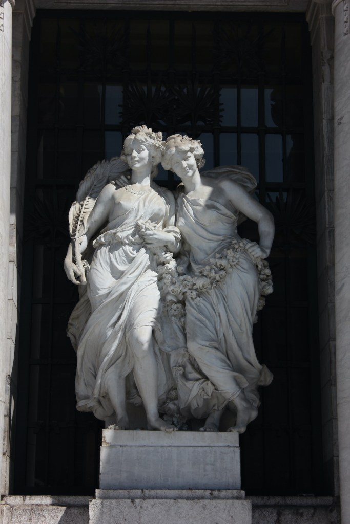 Foto actual de escultura en la fachada de Bellas Artes.