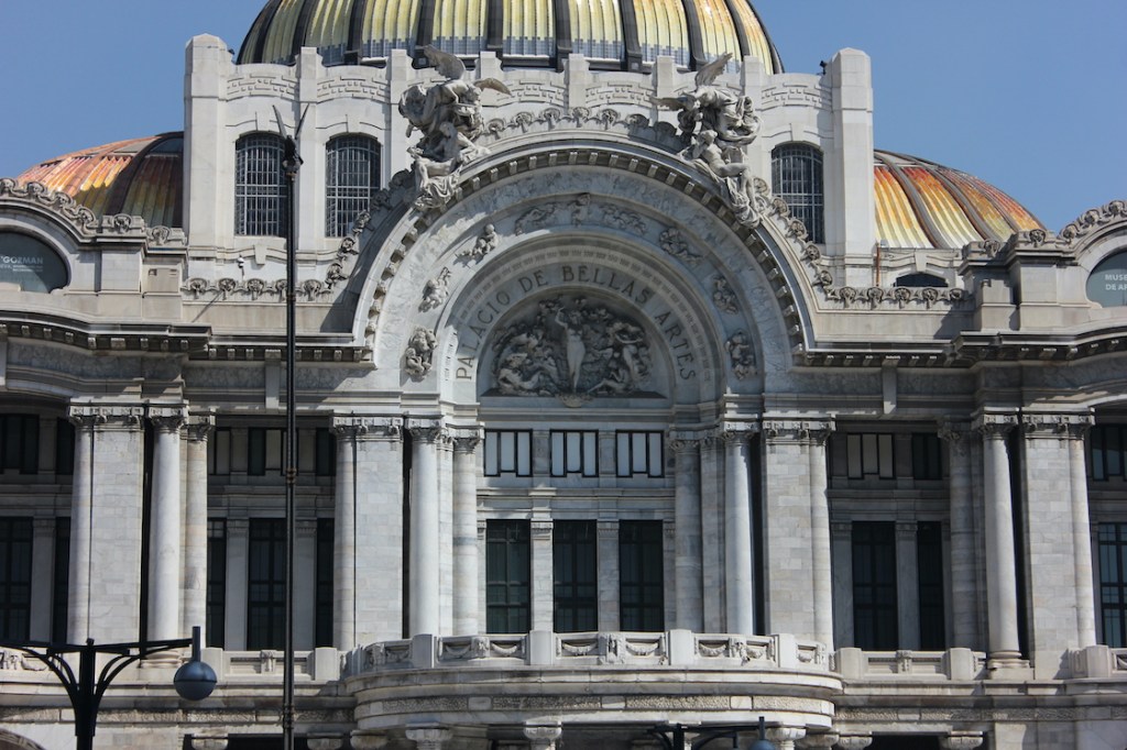 Detalles de la fachada y del techo de Bellas Artes.
