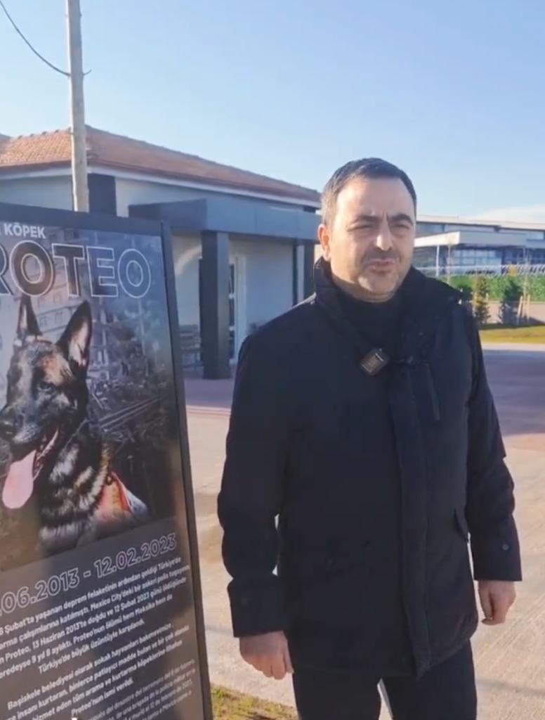 Un alcalde turco anunciando un centro de rehabilitación llamado Proteo