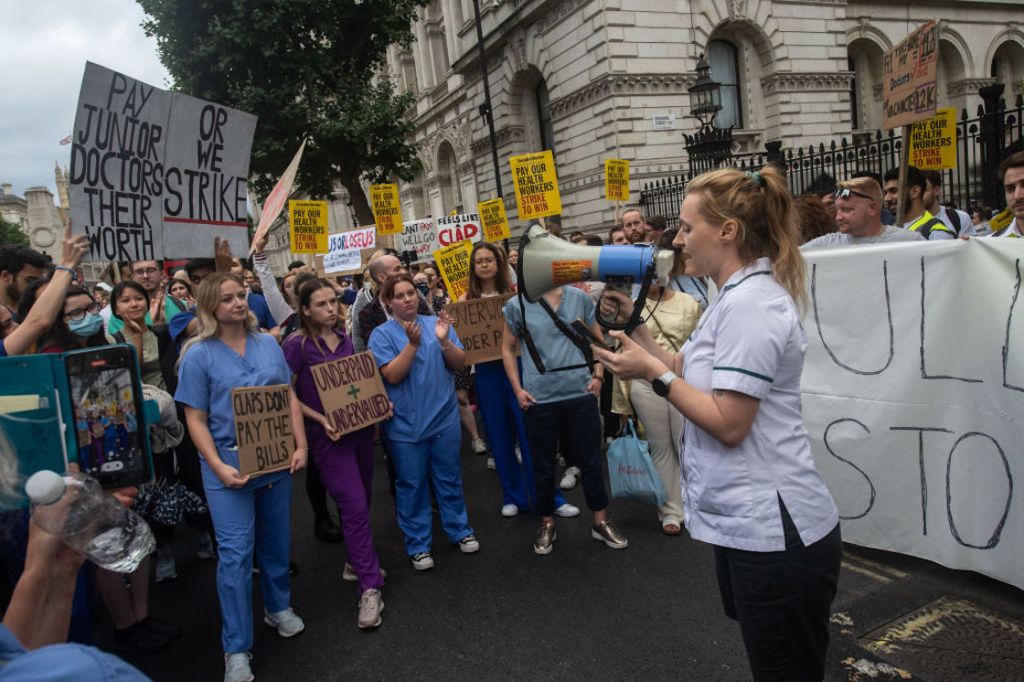 protestan-maestro-enfermeros-reino-unido
