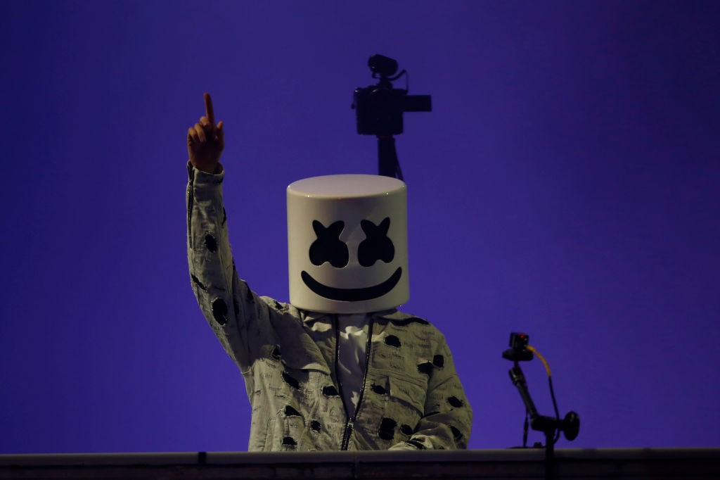 DJ Marshmello tocando en un festival