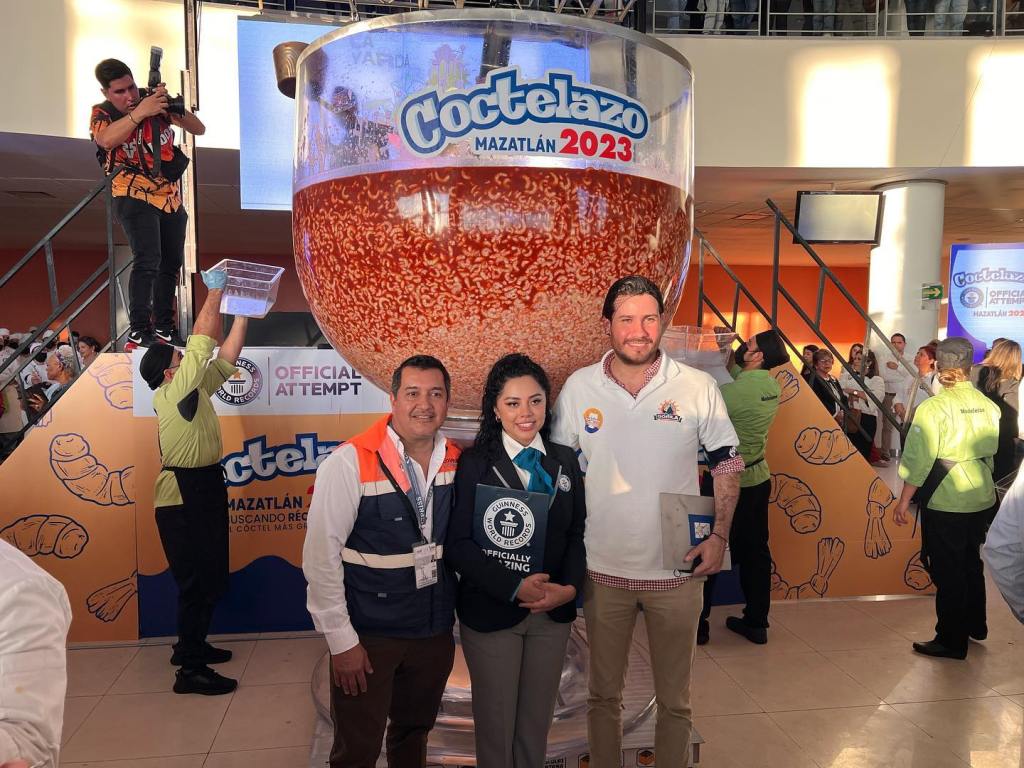 Mazatlán rompe récord Guinness por el coctel de camarón más grande del mundo