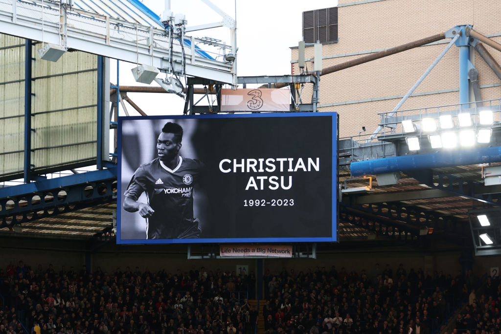Christian Atsu recordado en el campo del Newcastle
