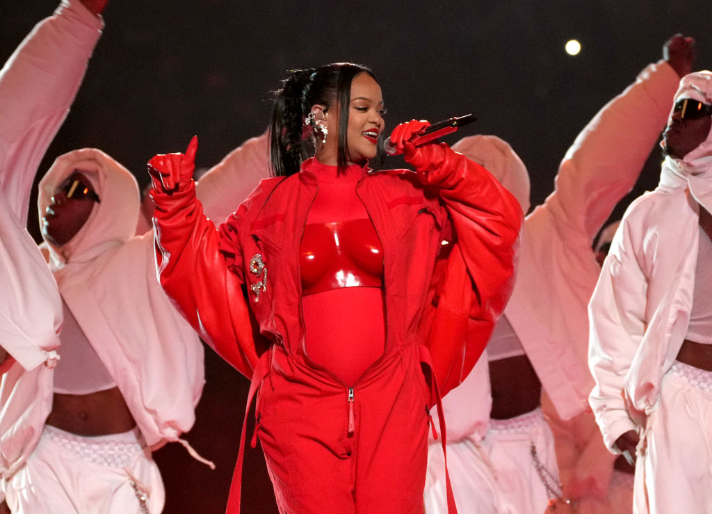 Los memes no perdonaron de Rihanna en el medio tiempo del Super Bowl LVII