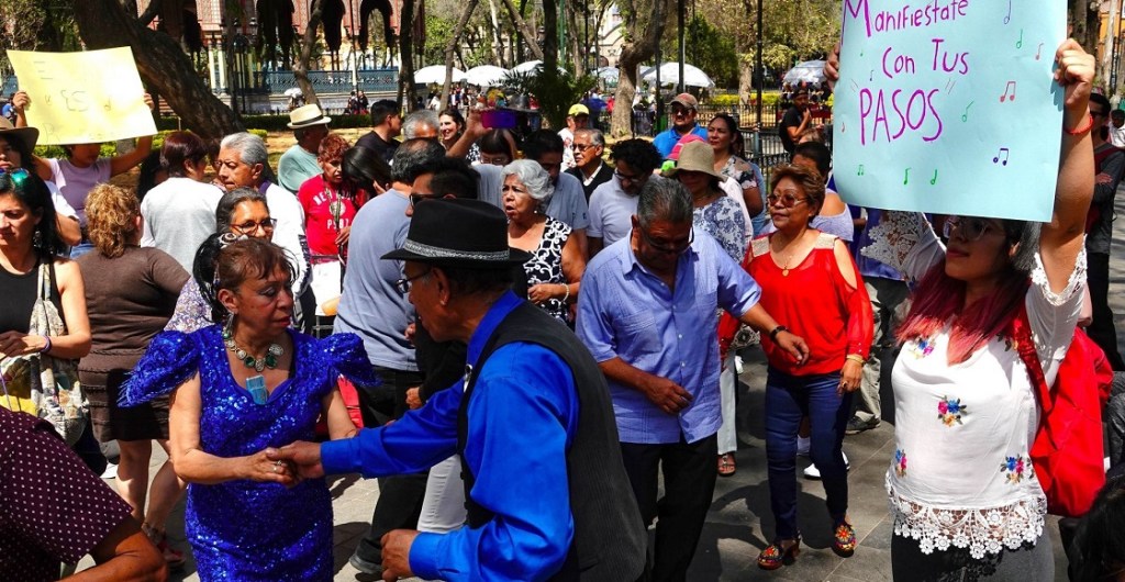 Baile protesta por parte de adultos mayores en Santa María la Rivera.