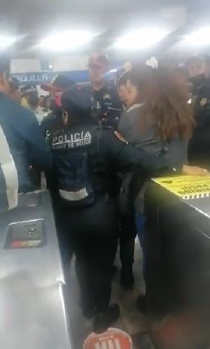Taquillera es detenida por agredir a niña con discapacidad en el Metro de CDMX