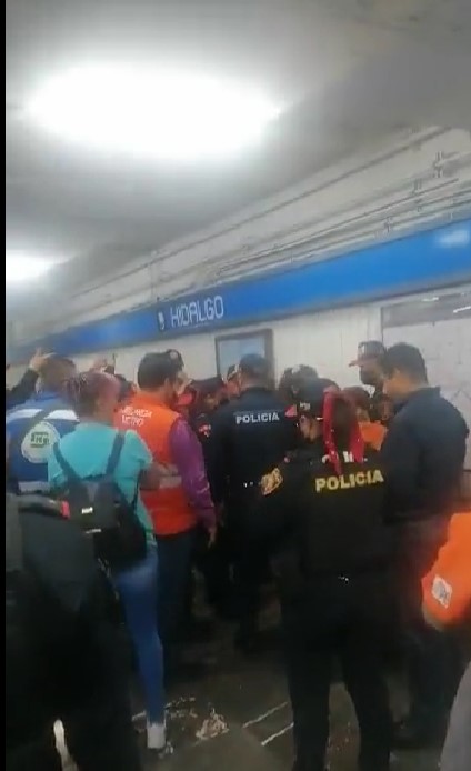 Taquillera es detenida por agredir a niña con discapacidad en el Metro de CDMX