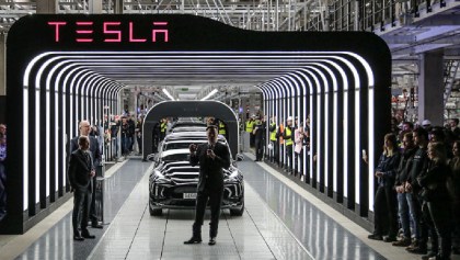 Elon Musk frente a un carro de su empresa Tesla