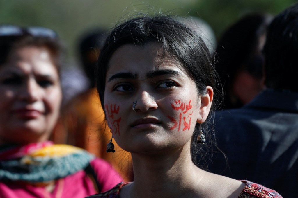 Mujeres marcharon en el 8M en Pakistán.