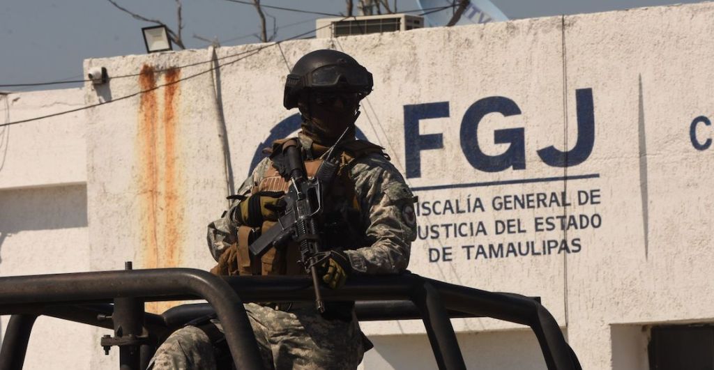 Resguardo del SEMEFO de Matamoros, Tamaulipas, por parte de elementos del ejército mexicano ante la repatriación de cuerpos de los estadounidenses asesinados en días pasados.