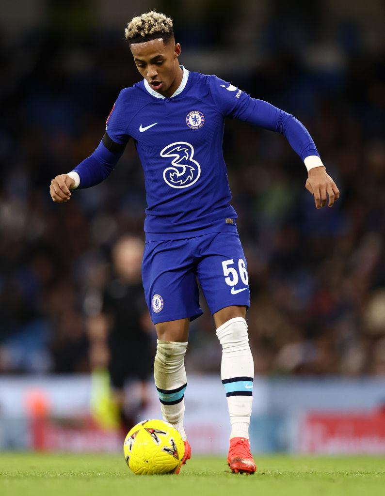 Omari Hutchinson juega para Chelsea