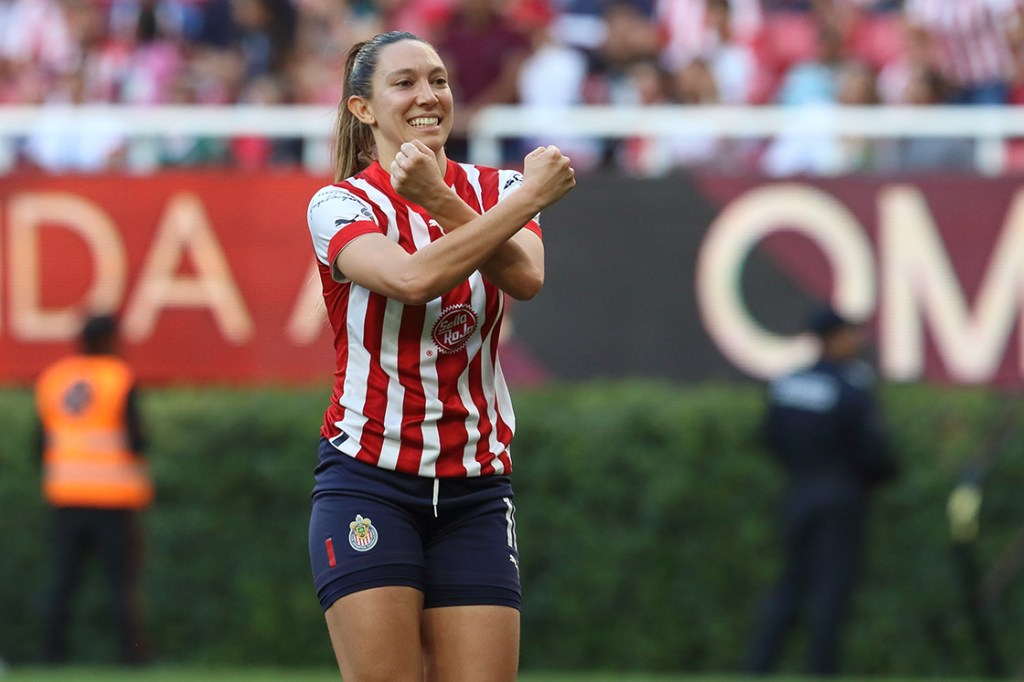 Adriana Iturbide celebra gol con Chivas en el Clásico Tapatío
