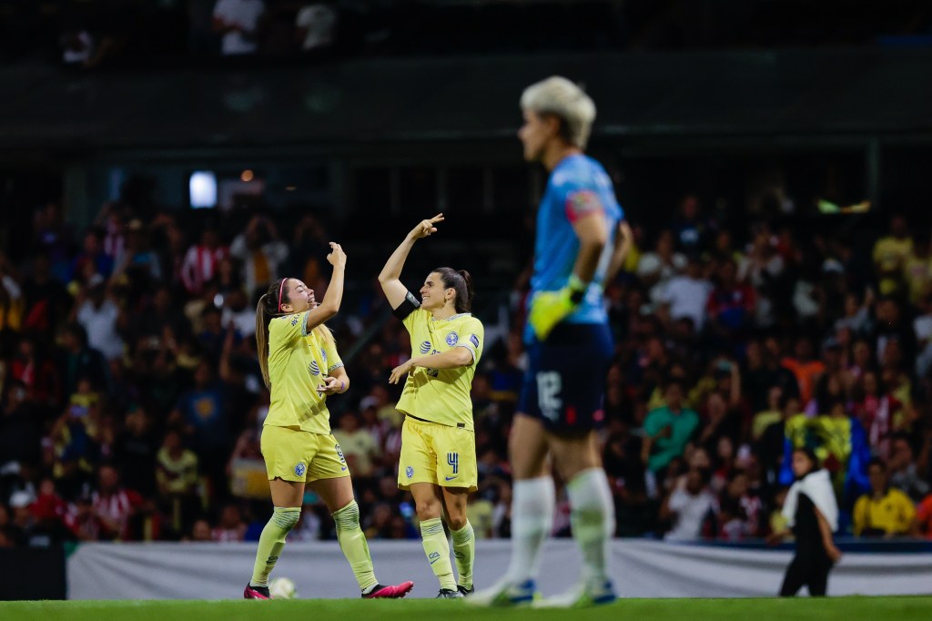 América festeja un gol ante Chivas en el Clásico de Clásicos Femenil