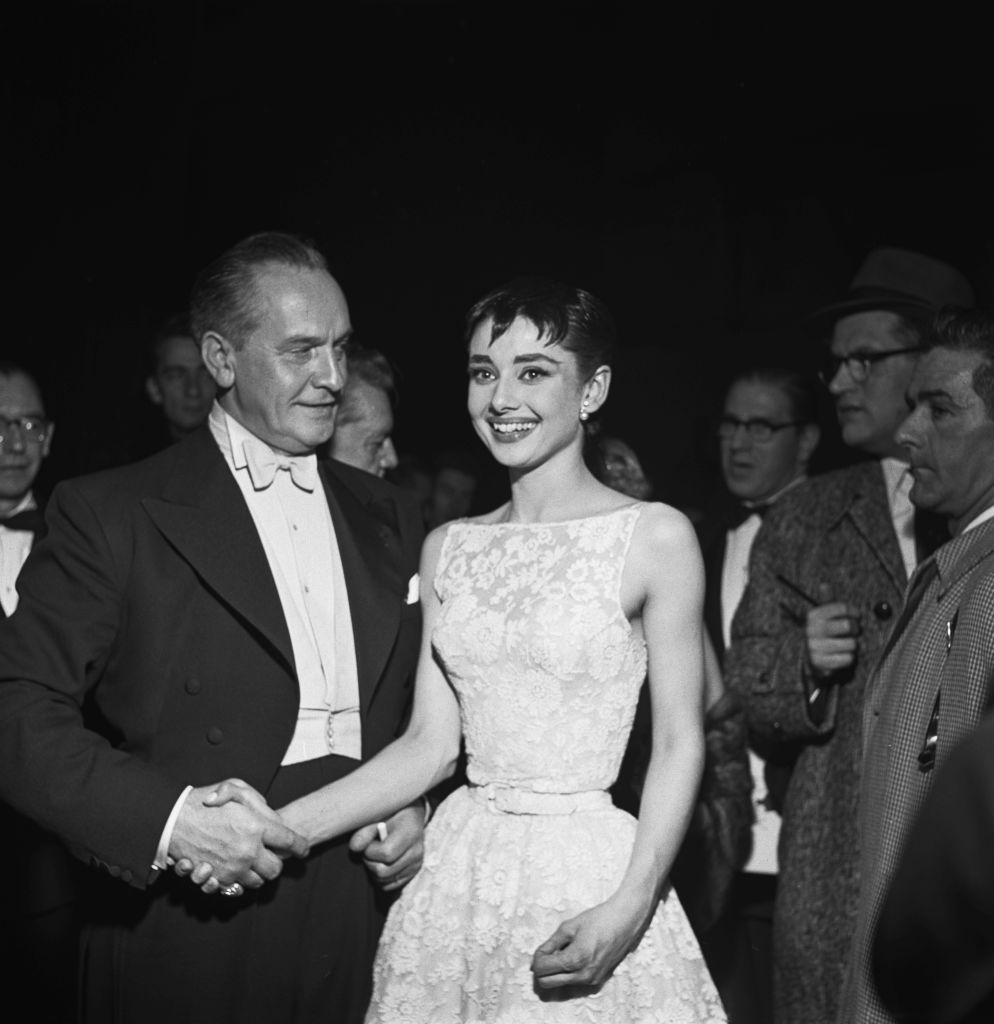 Audrey Hepburn vistió un Givenchy en los Oscar de 1954 