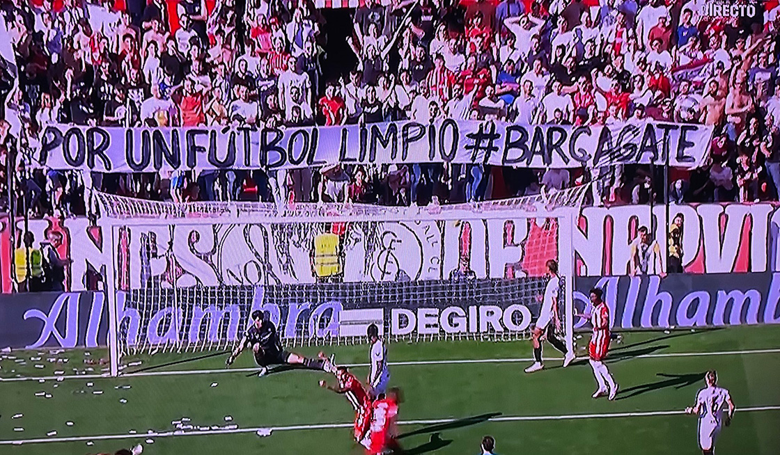 Lluvia de billetes y cánticos: Las protestas en el Sevilla vs Almería por el caso Negreira del Barcelona