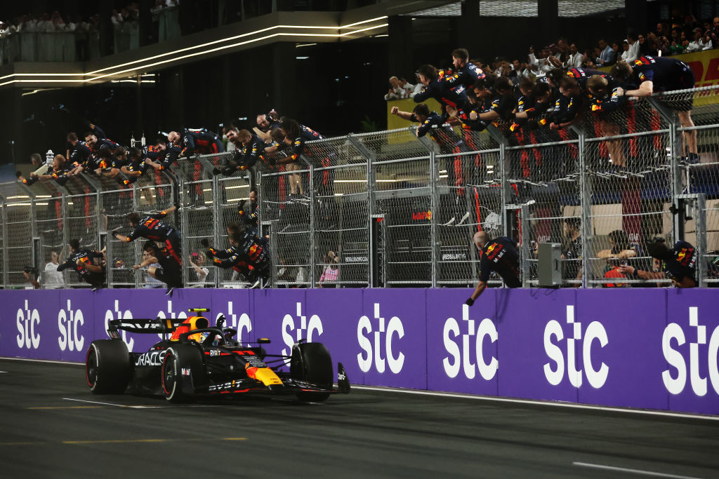 El festejo de Red Bull en el triunfo de Checo Pérez en Arabia