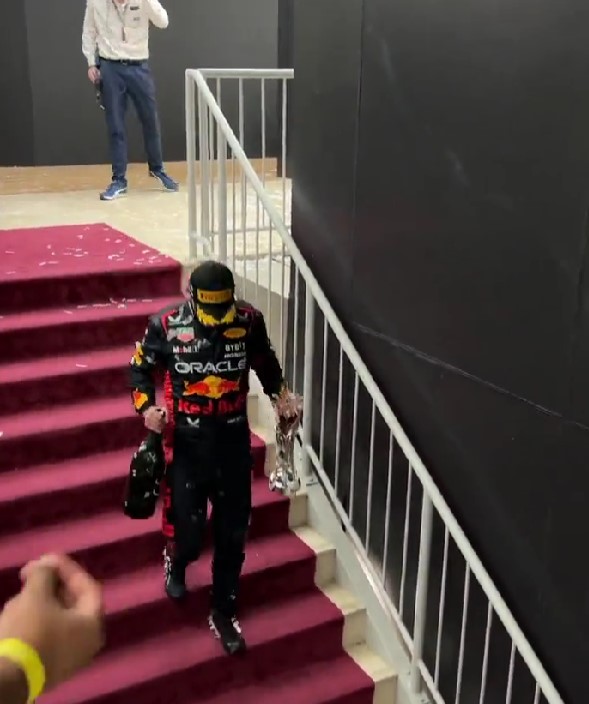 Video: Red Bull ‘abandonó’ a Verstappen para celebrar con Checo Pérez en Arabia
